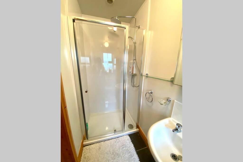 3 Bedroom House Located In Centre Of Carndonagh Exterior foto